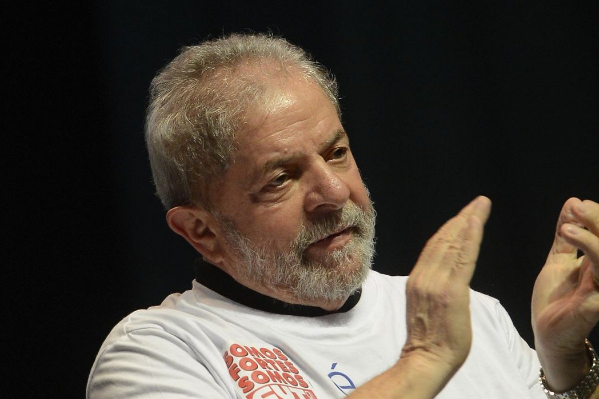 [PoderData: Lula segue na liderança do 1º turno para presidência com 44% das intenções de voto]