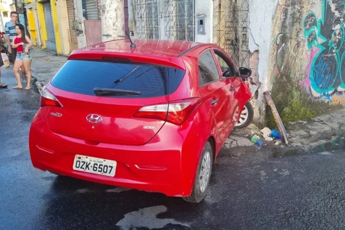 [Após perder controle da direção do carro, motorista invade casa no bairro do Uruguai ]