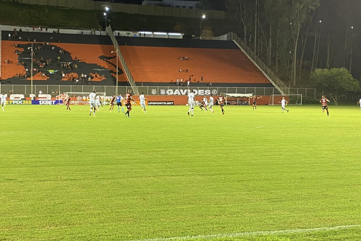 [Vídeo: Vitória bate Figueirense no Barradão e se afasta da zona de rebaixamento da Série C; veja os gols da partida]