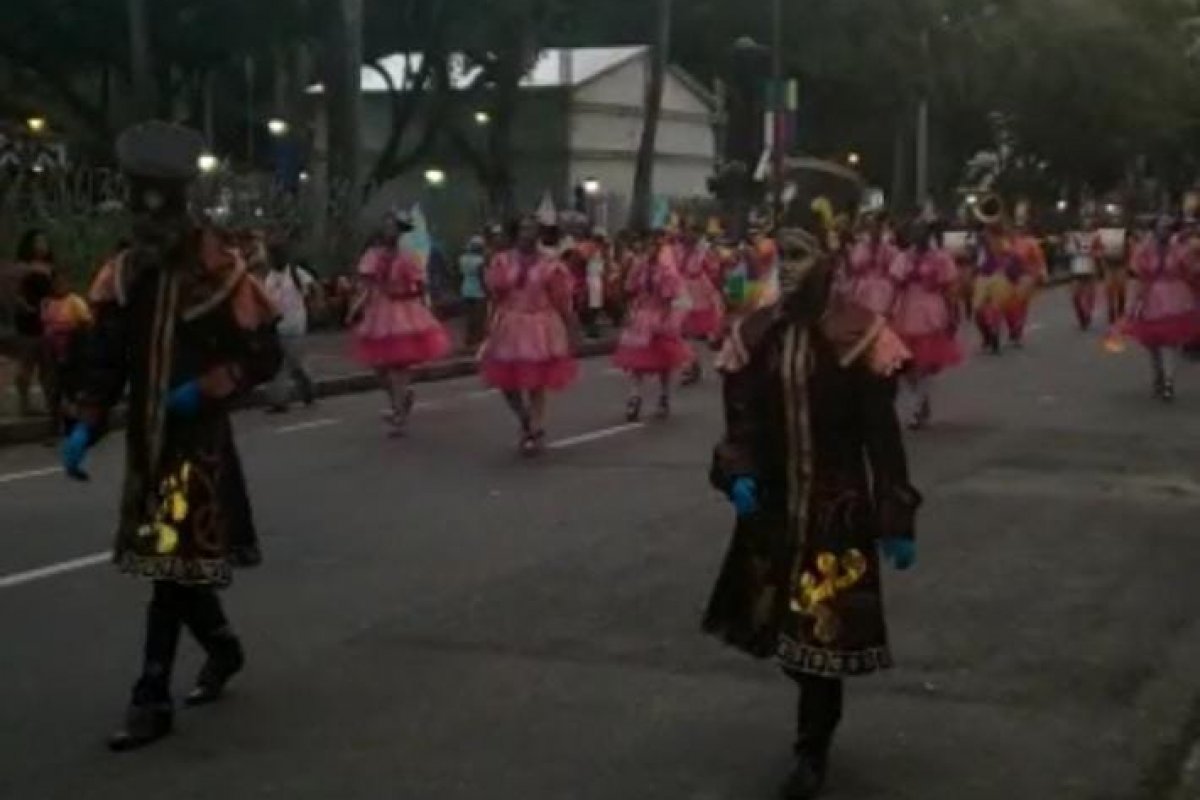[Vídeo: desfile com fanfarras encerra os festejos do Dois de Julho]
