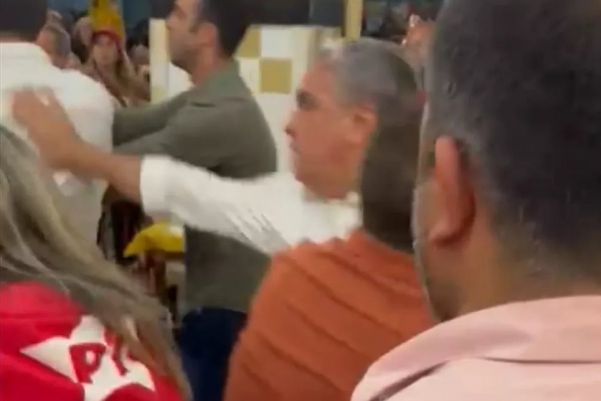 [Vídeo: apoiadores dos deputados Ceciliano (PT) e Molon (PSB) brigam em restaurante]