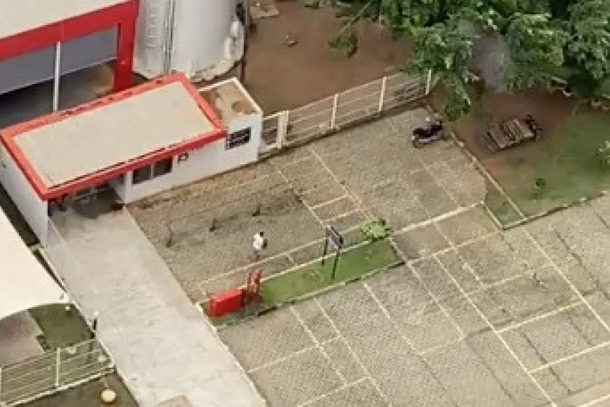 [Vídeo: homem invade universidade após roubo na Av. Tancredo Neves]