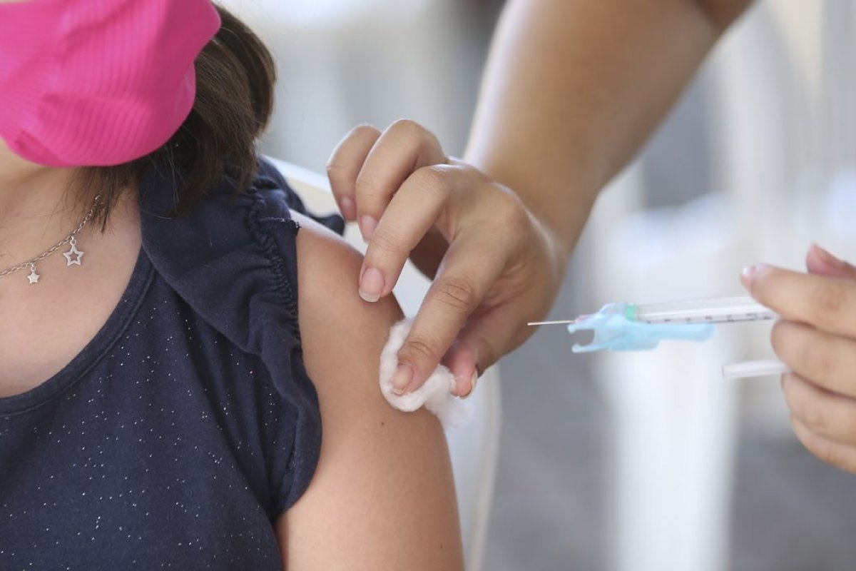 [Falta de estoque faz com que apenas 8 capitais iniciem vacinação contra Covid em crianças menores]