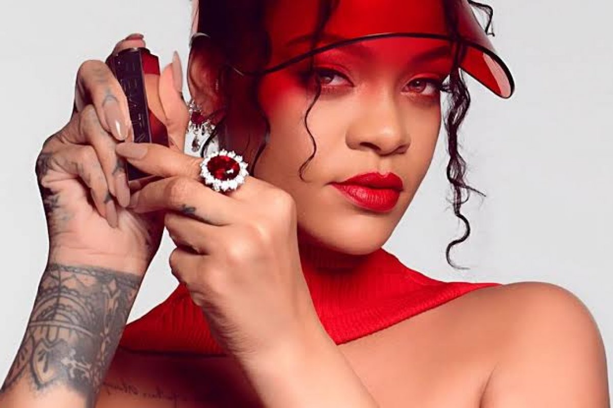 [Rihanna anuncia marca de produtos para cabelos! ]