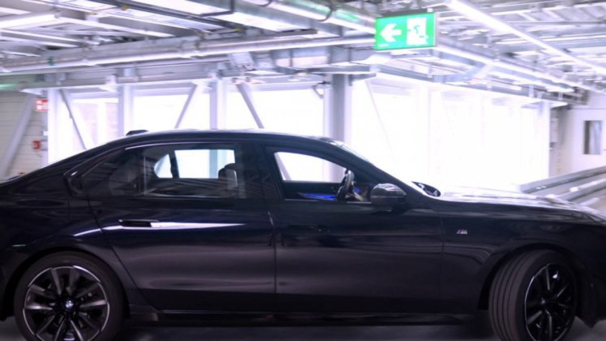 [BMW testa futuros carros autônomos em fábrica na Alemanha ]