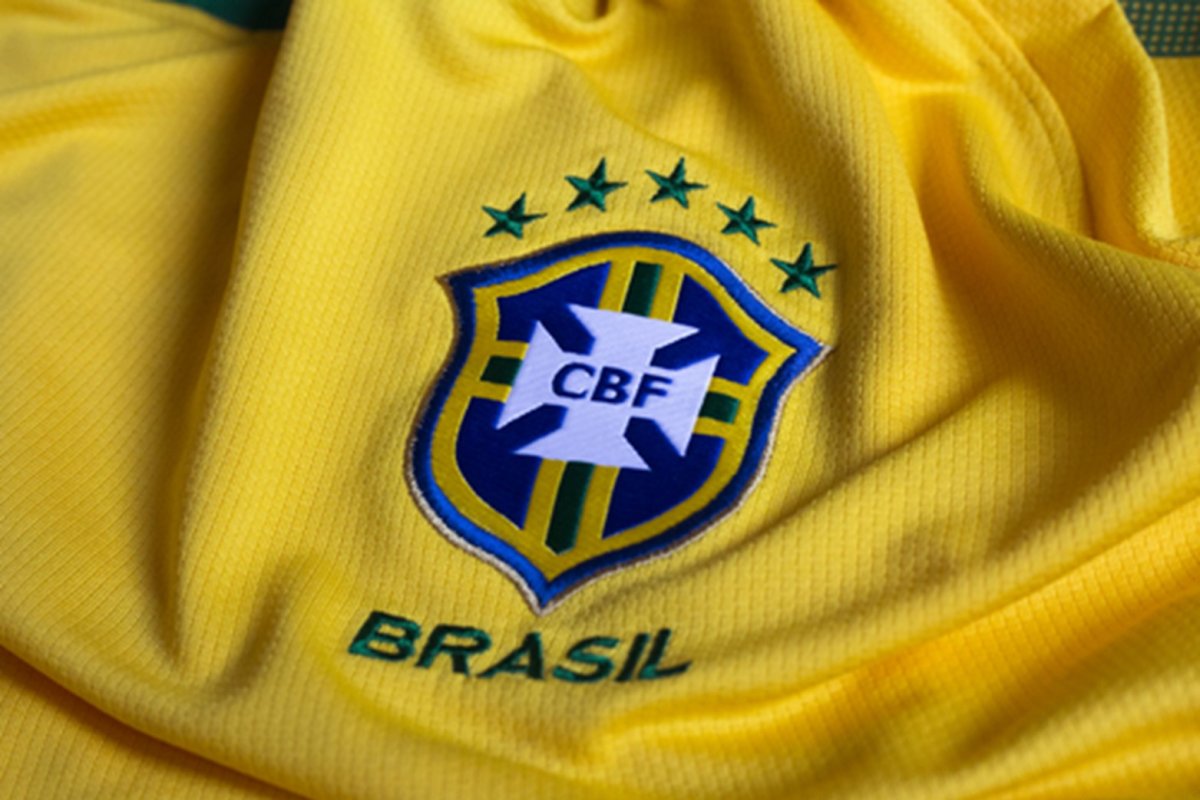 [Copa 2002: camisa da seleção deve ser ‘amarelo-penta’ e tem lançamento previsto para próxima sexta-feira (12)]