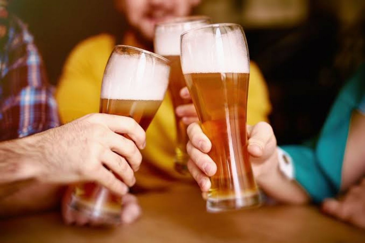 [Dia da Cerveja: Consumo da bebida fora do lar se aproxima dos níveis pré-pandemia no Brasil!  ]