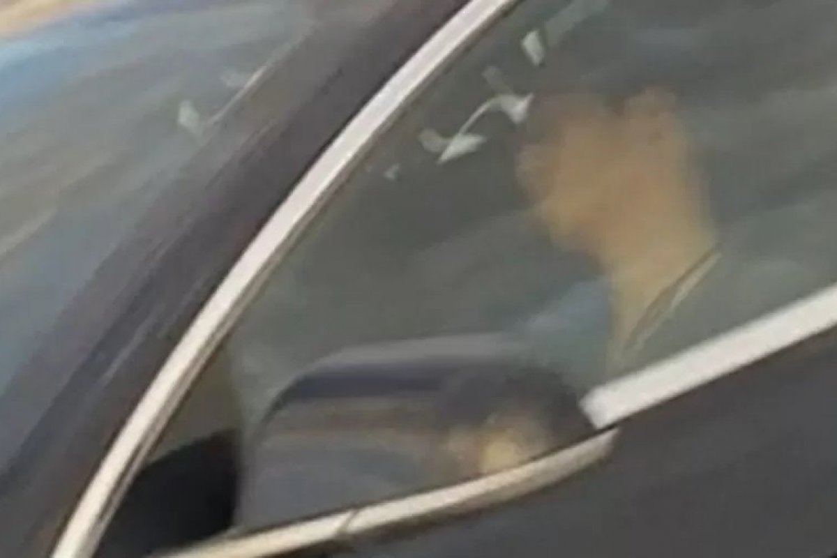 [Motorista de carro da Tesla é flagrado dormindo em estrada nos EUA    ]