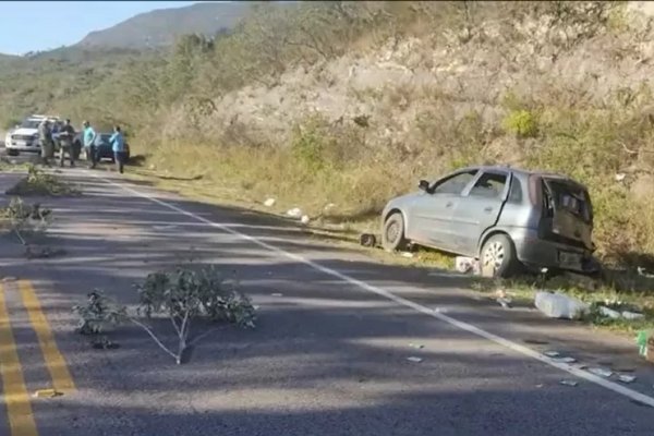 [Acidente entre carro e moto em estrada do sudoeste baiano deixa três mortos]