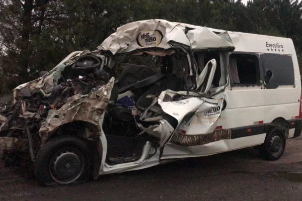 [Acidente entre van e caminhão deixa sete mortos na BR-376, no Paraná]