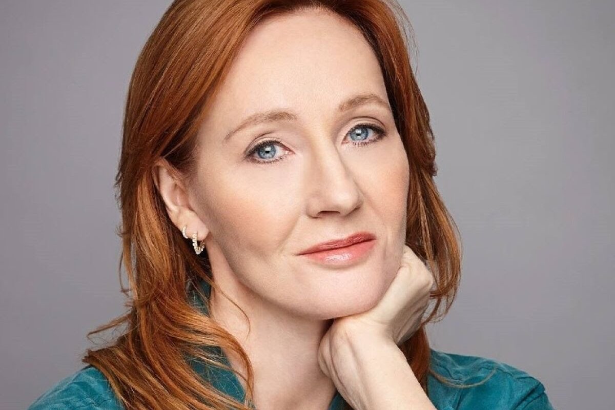 [Polícia investiga ameaça contra J.K. Rowling após prestar apoio a escritor esfaqueado]