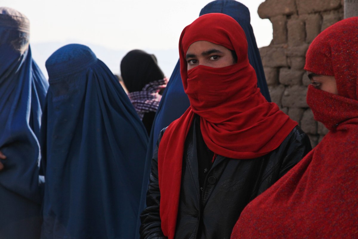 [Em um ano do novo governo do Talibã no Afeganistão, mulheres perdem espaços e direitos]