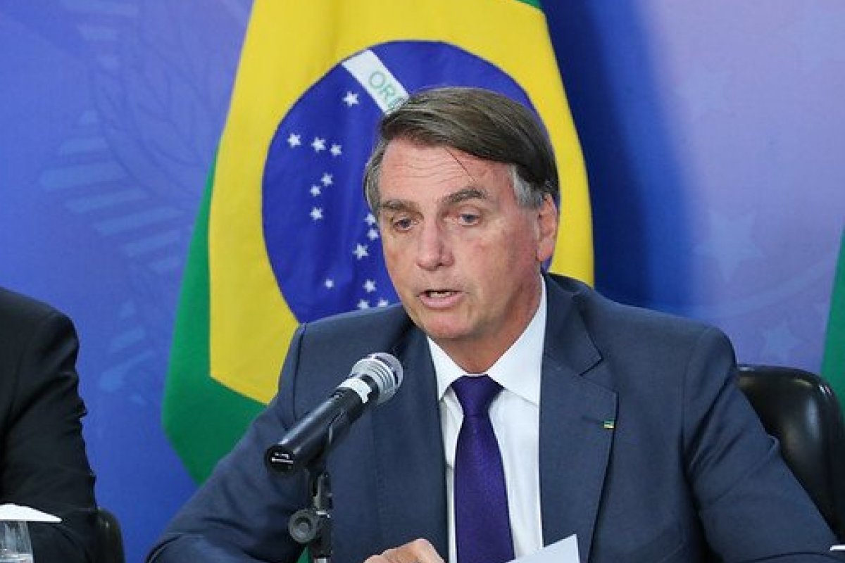 [Bolsonaro diz que ‘pessoal da esquerda’ coloca fogo na bandeira nacional ]