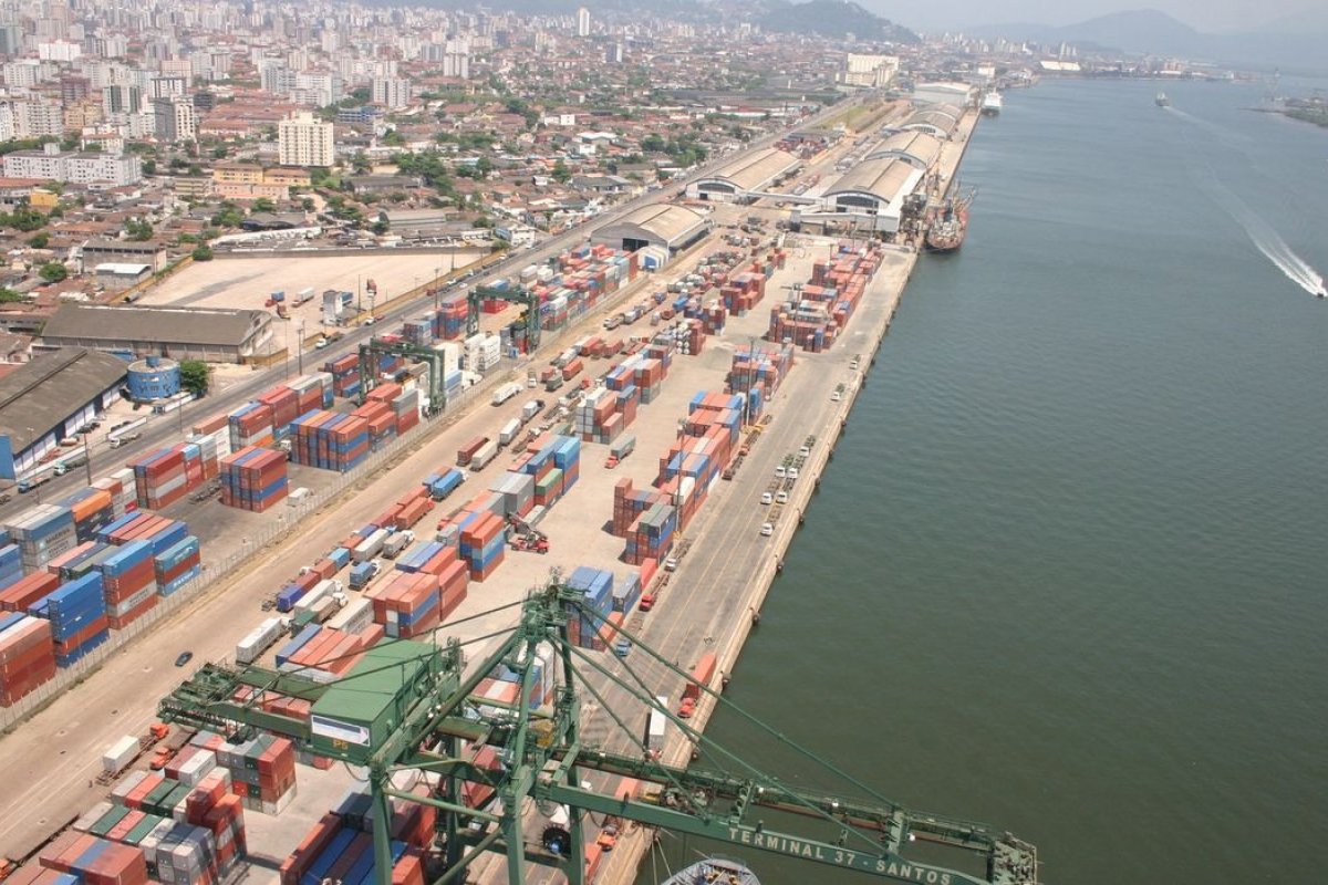 [Movimentação de cargas portuárias cai 3,3% no primeiro semestre]