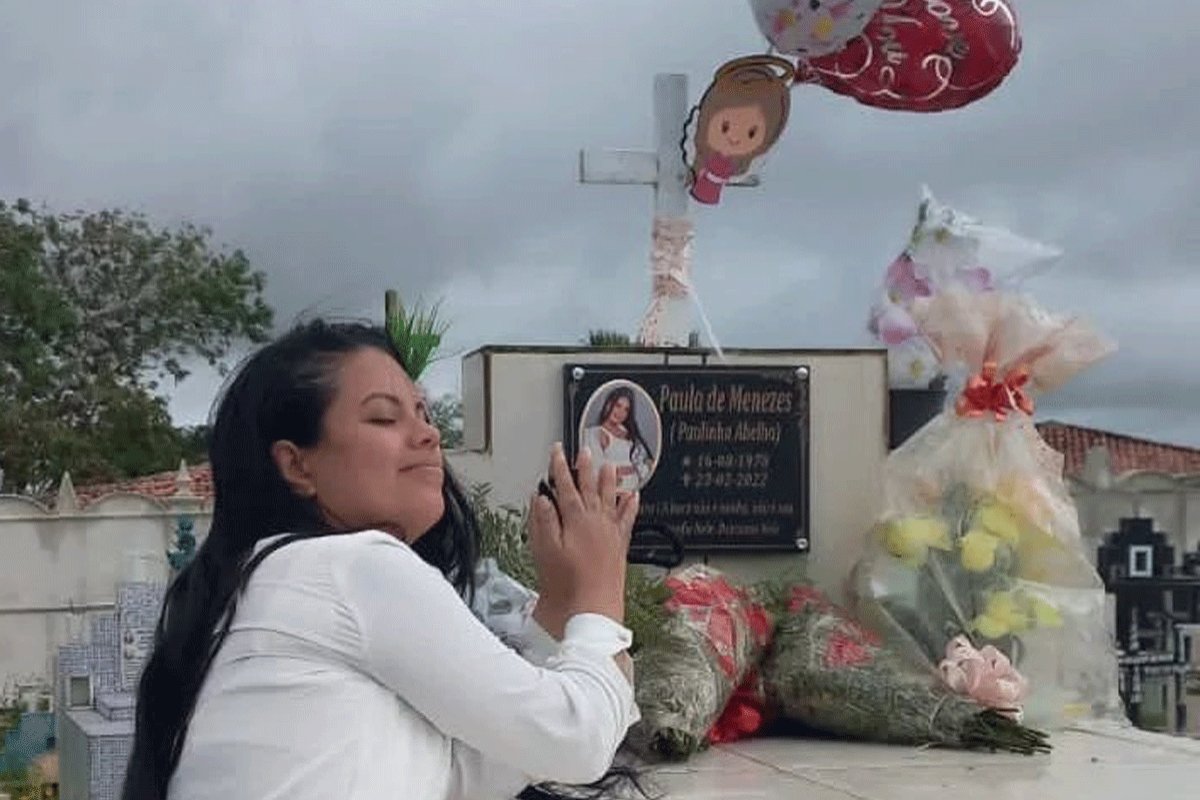 [Saudades! Família da cantora Paulinha Abelha visita cemitério no dia em que ela faria 44 anos ]