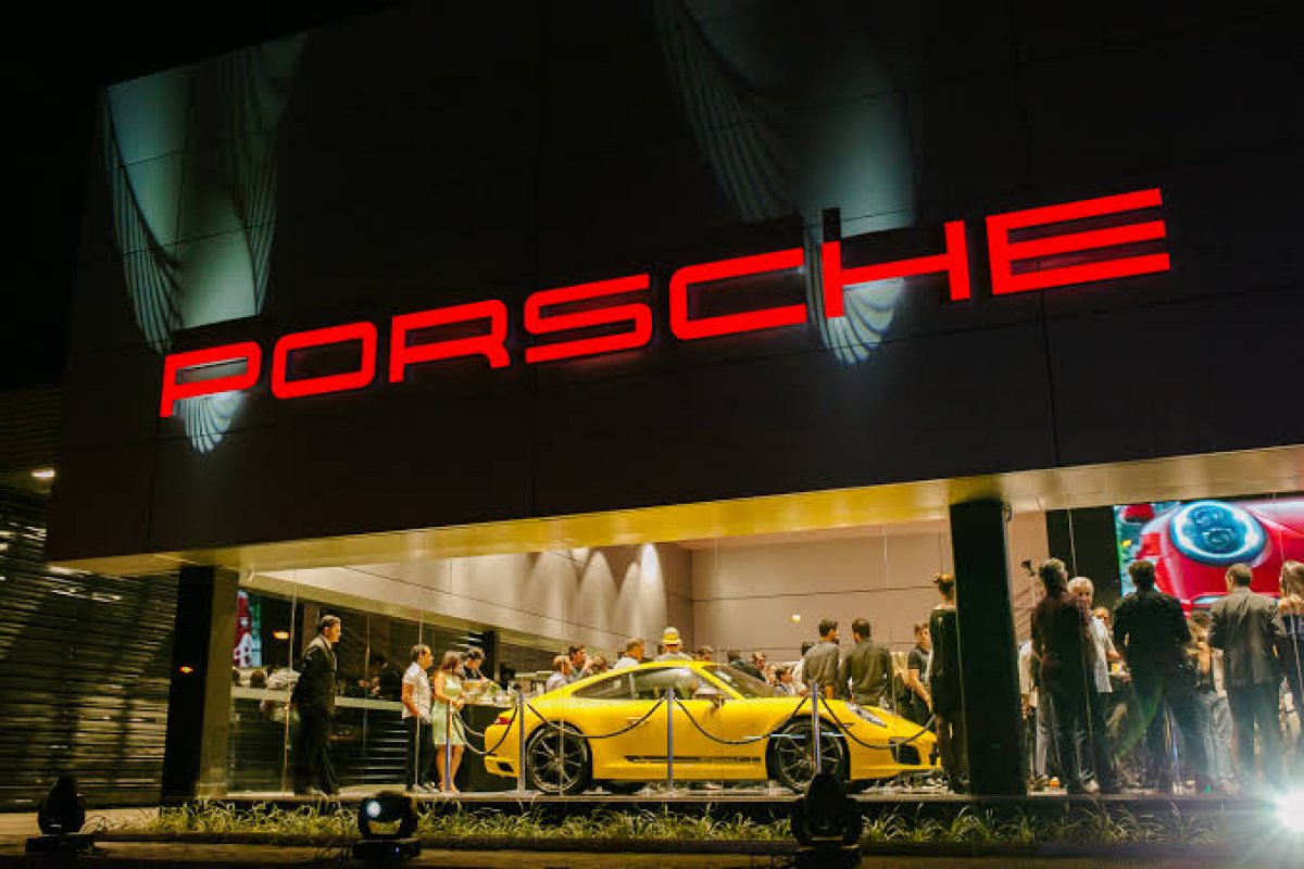 [Porsche inaugura showroom de vendas em Salvador ]