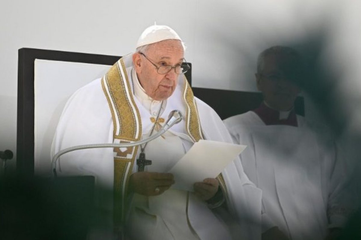 [Papa Francisco elogia humildade de pontífice que renunciam]