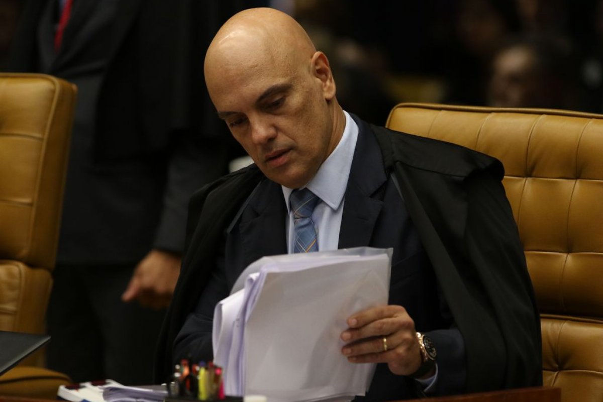 [Alexandre de Moraes prorroga inquérito contra Bolsonaro por declaração sobre a vacina]