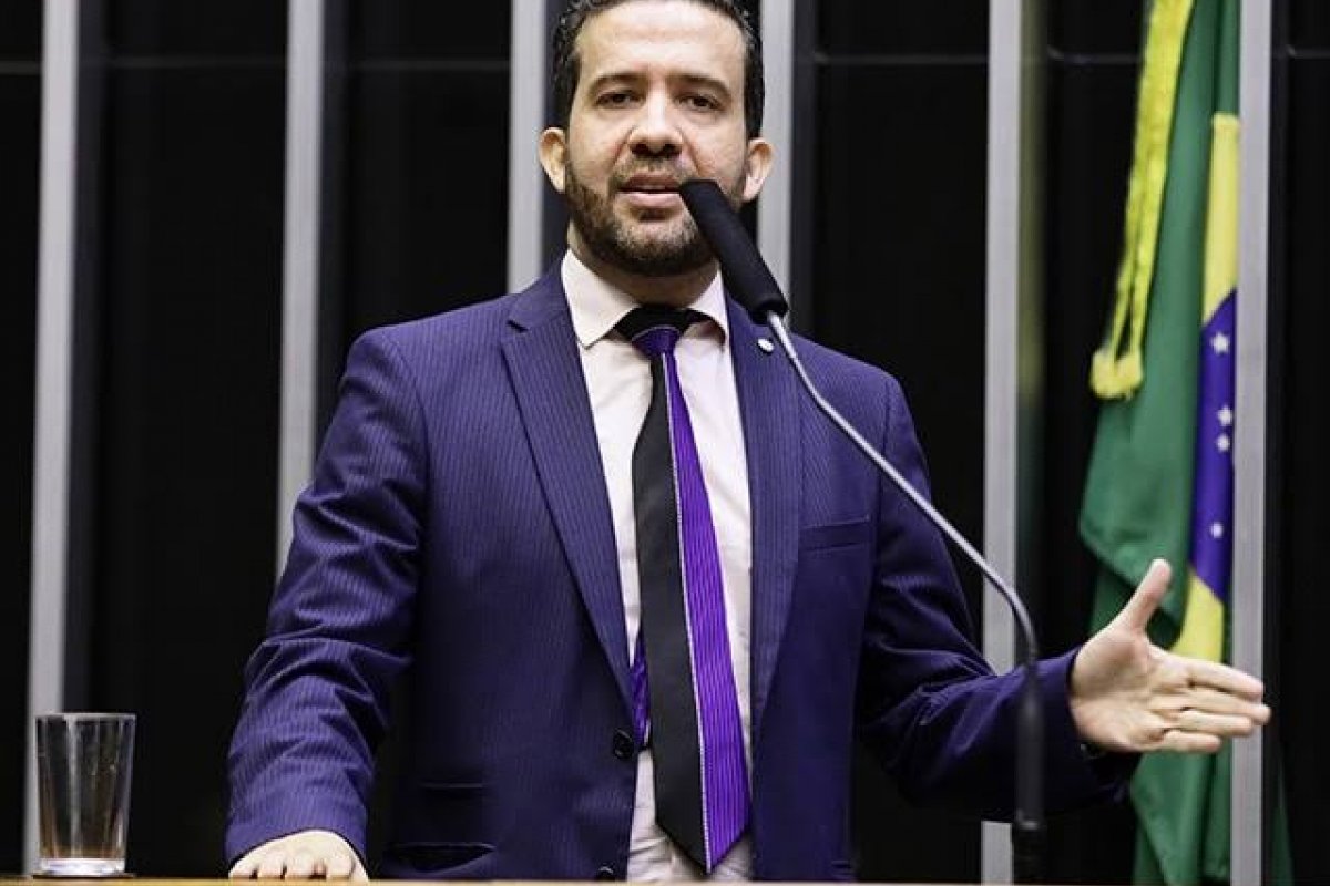 [Vídeo: André Janones assume que publica fake news para prejudicar Bolsonaro]