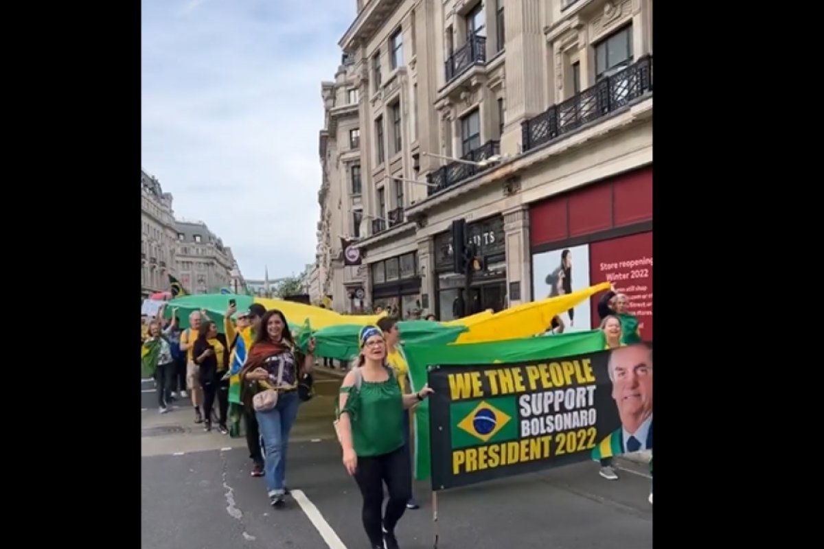 [Vídeo: apoiadores fazem manifestação pró Bolsonaro em Londres ]