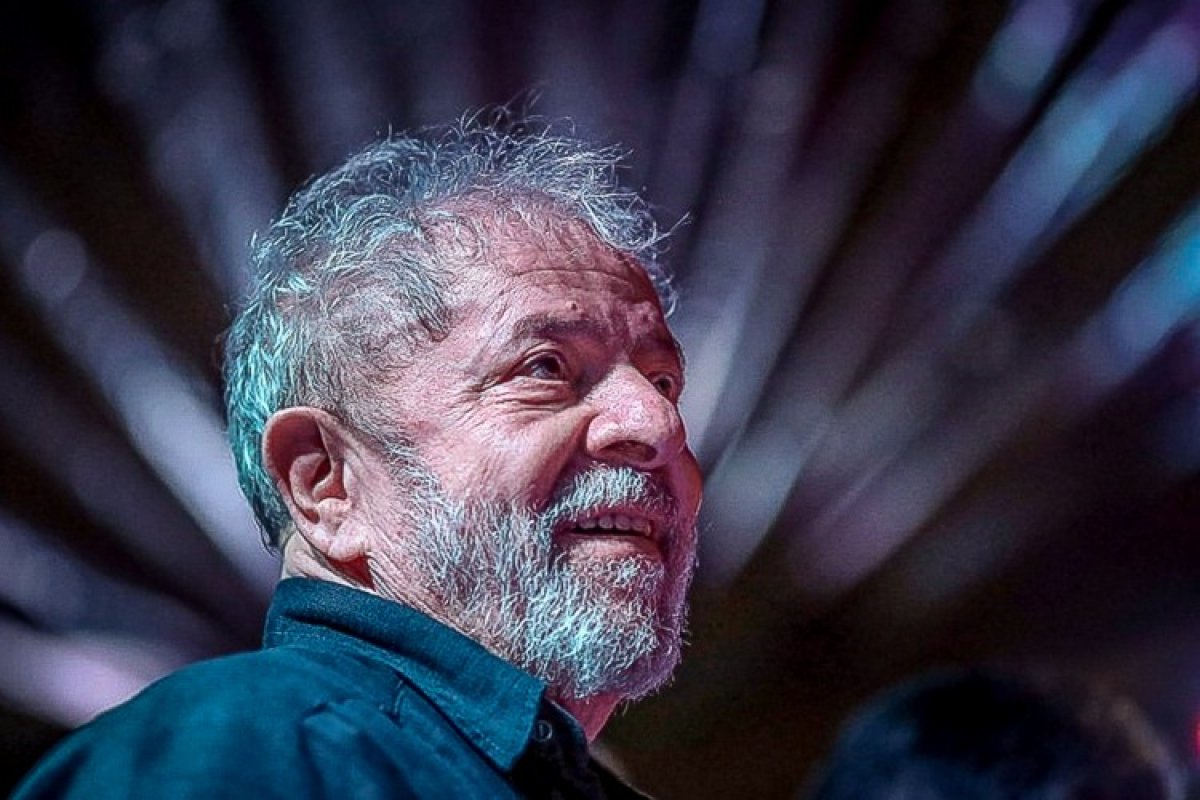 [Lula aciona TSE contra Record TV por entrevista marcada em dia de menor audiência]