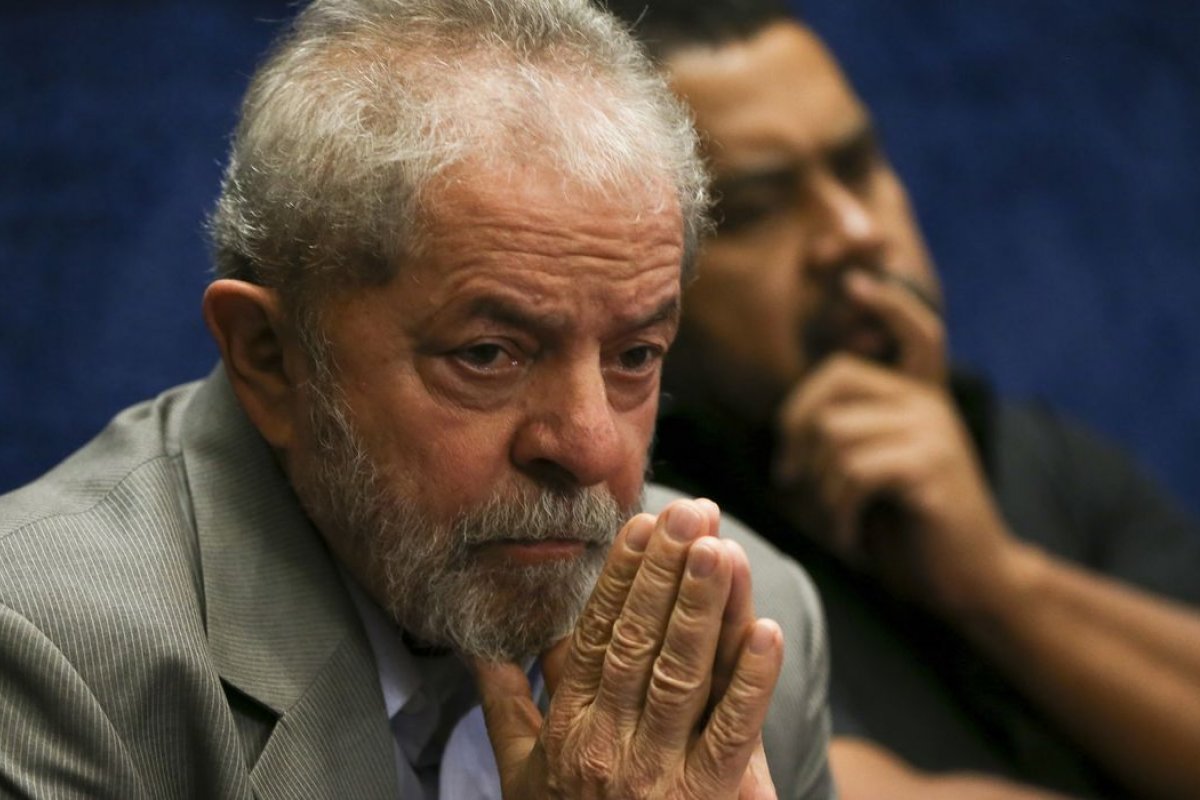 [TSE multa Lula em R$ 10 mil por propaganda eleitoral antecipada]