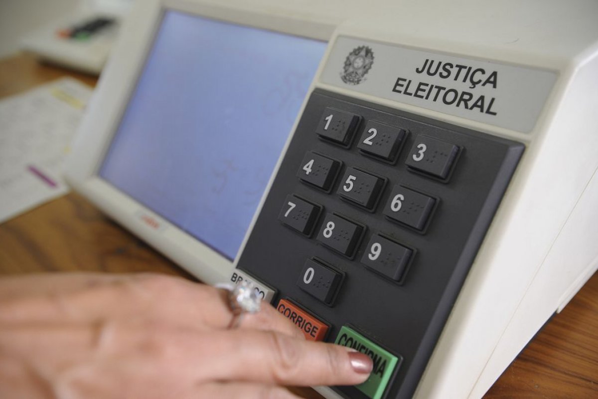 [TSE realiza simulação de teste de urnas com biometria nesta quinta-feira (15)]