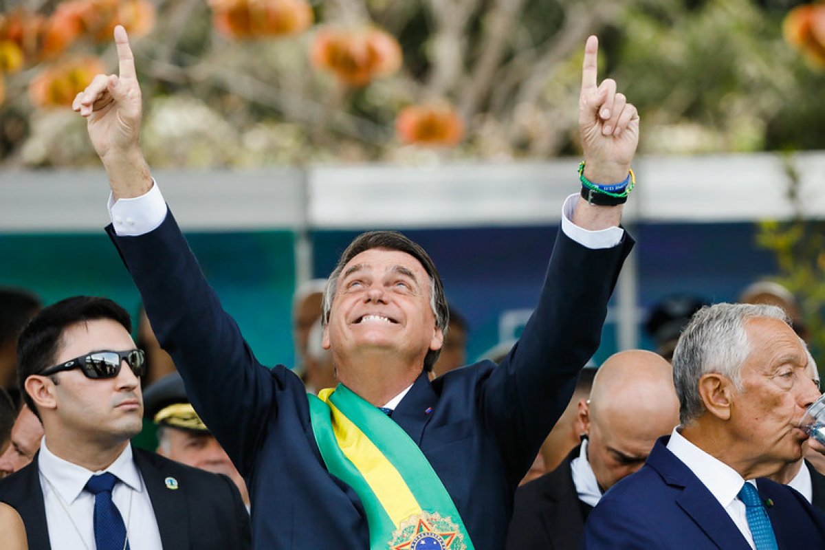[Pesquisa Brasmarket: Bolsonaro lidera disputa presidencial com 13 pontos à frente de Lula]