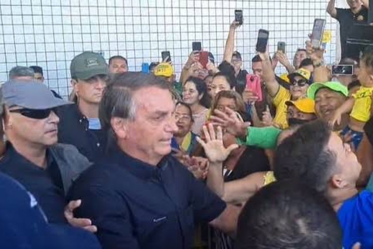 [Bolsonaro critica Lula novamente durante comício em Belém]