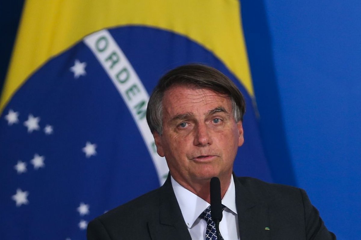 [Bolsonaro afirma que conversou com Lira sobre taxar dividendos para bancar Auxílio Brasil]