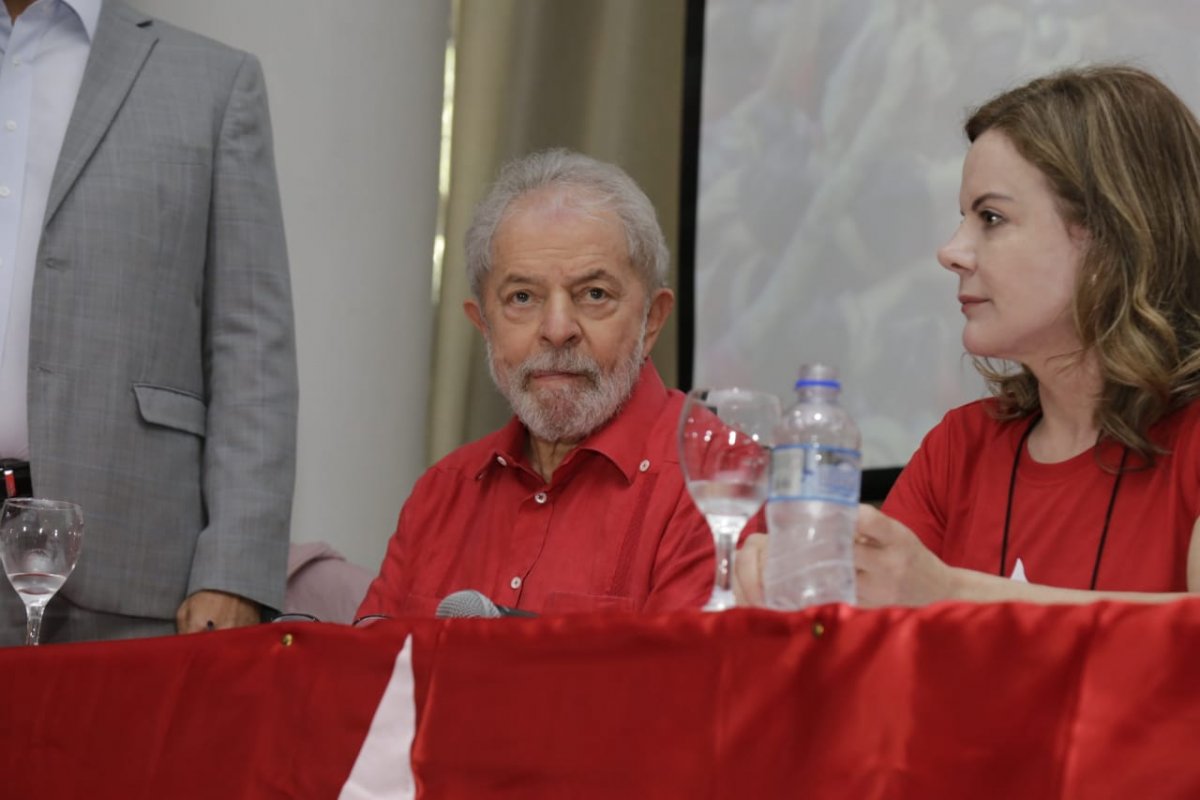 [“Eles não vão conseguir tirar o PT da disputa eleitoral', diz Lula ]