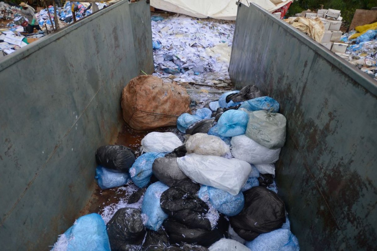 [Levantamento afirma que 40% dos resíduos gerados por ano no Brasil vão para lixões a céu aberto]