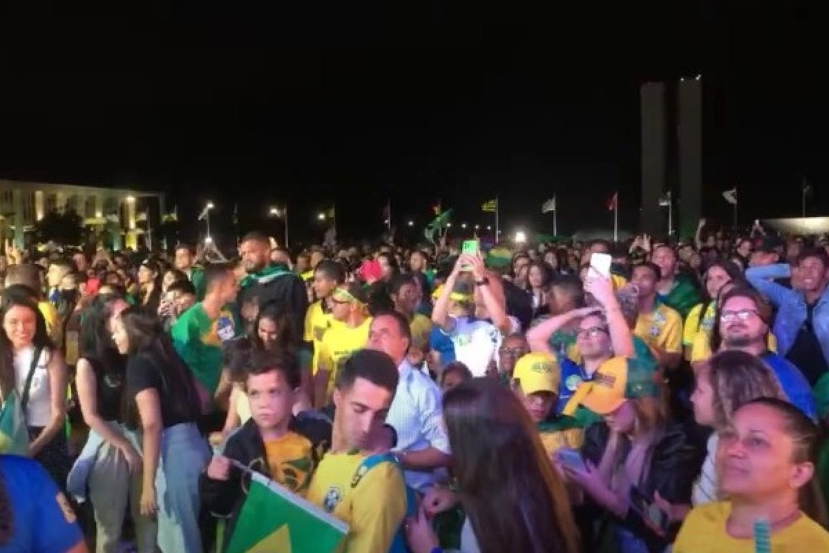 [Apoiadores de Bolsonaro ocupam Esplanada em culto evangélico antes das eleições]