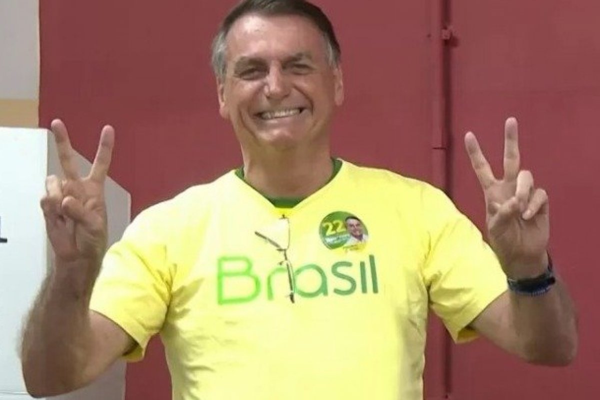 [Vídeo: Bolsonaro vota na Vila Militar, no Rio de Janeiro]