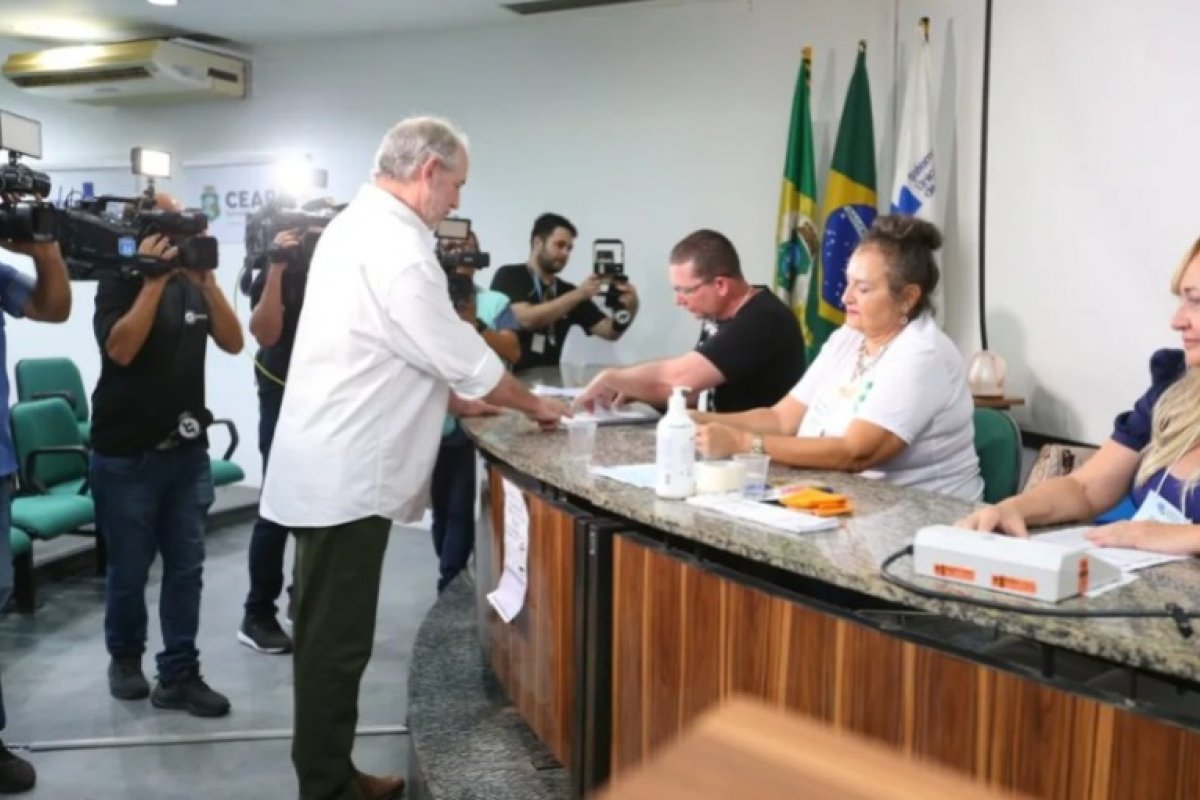 ['Segui a orientação do partido', diz Ciro Gomes sobre voto em Lula ]