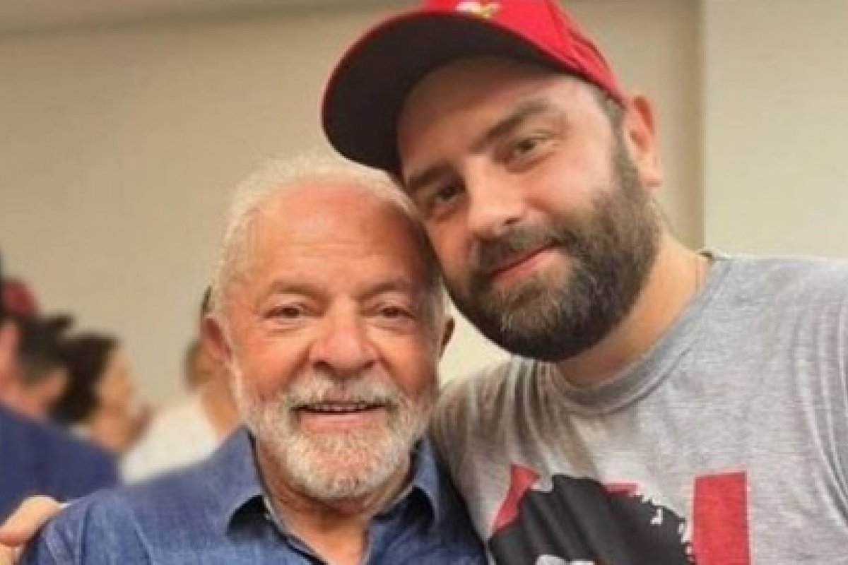 [Filho caçula de Lula posa com o pai após vitória! ]