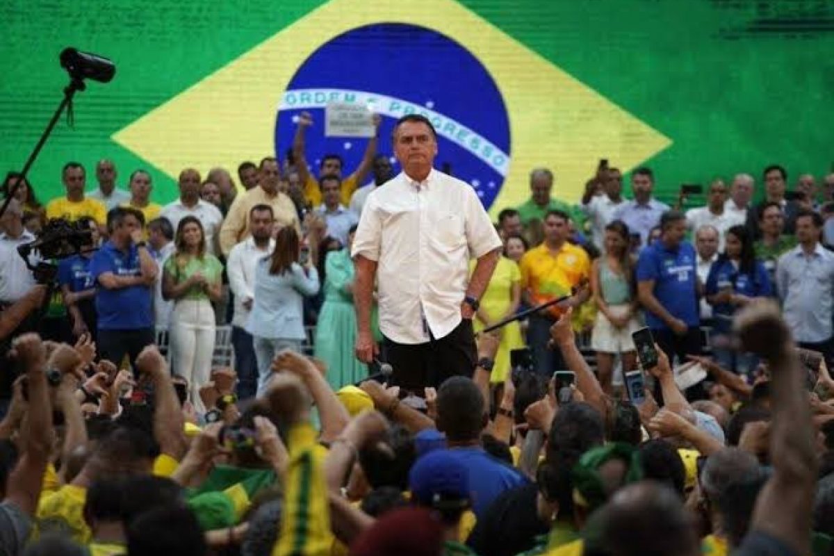 [Após 6 dias sem publicar, Bolsonaro posta foto da oficialização de sua candidatura à presidência ]