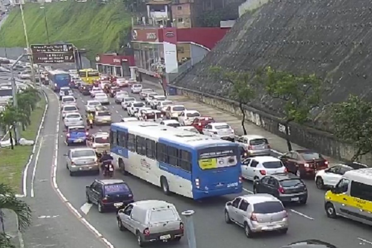 [Boletim de trânsito: tráfego intenso após acidente envolvendo motociclista no Dique do Tororó]