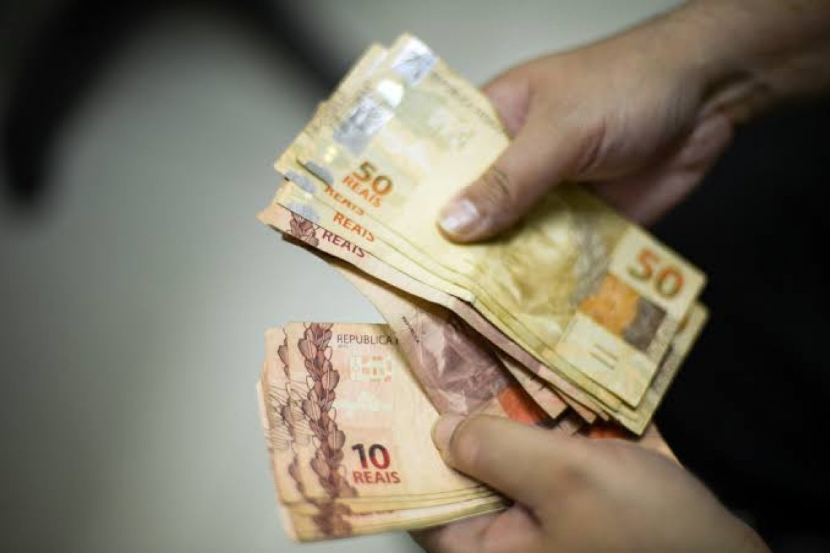 [13º salário pode injetar até R$ 250 bilhões na economia até dezembro]