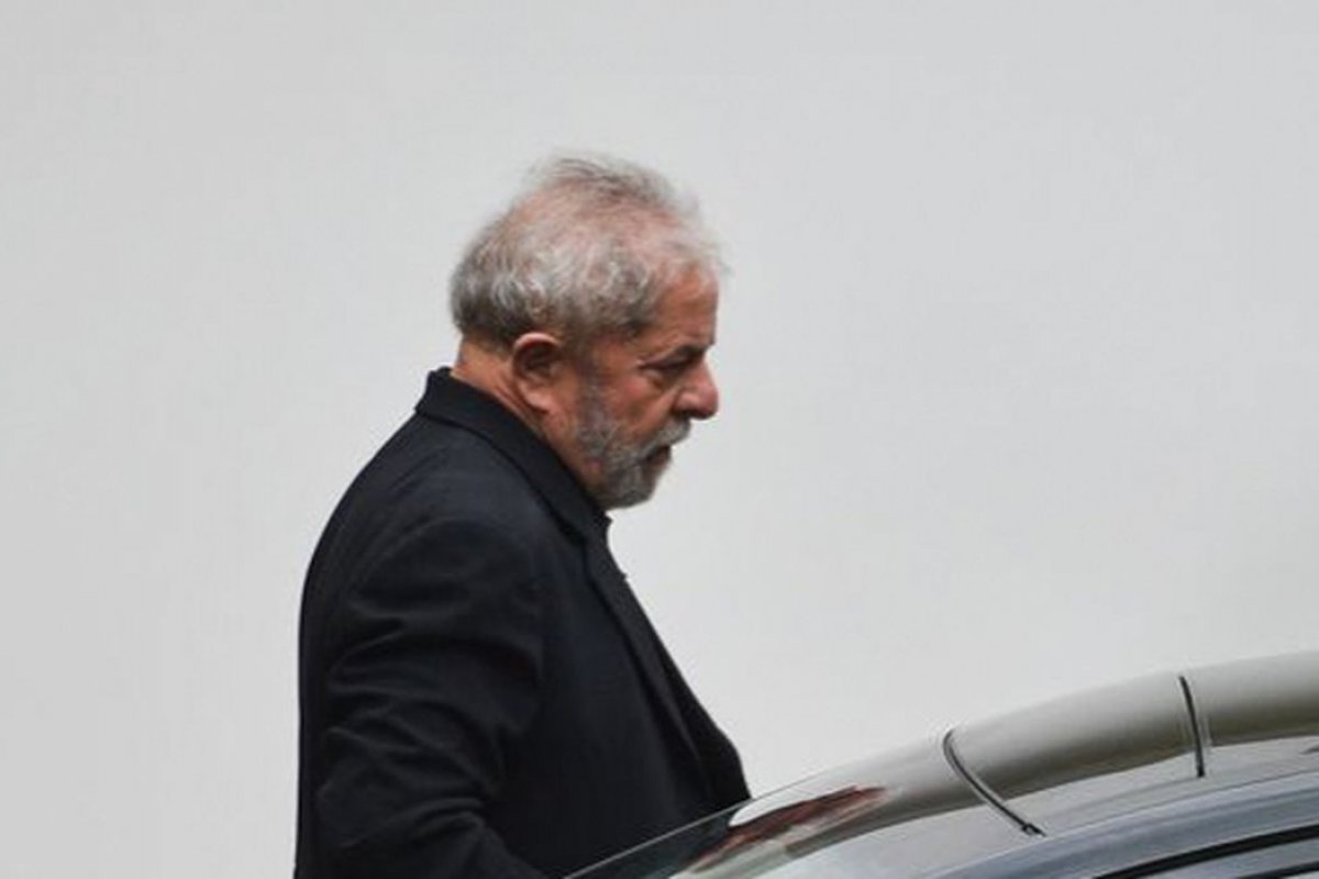 [Lula recebe alta após ser internado para retirada de lesão na garganta]