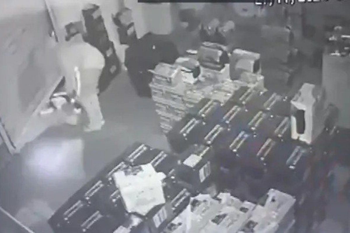 [Suspeitos invadem loja e roubam 100 baterias de carro em Camaçari (BA)]
