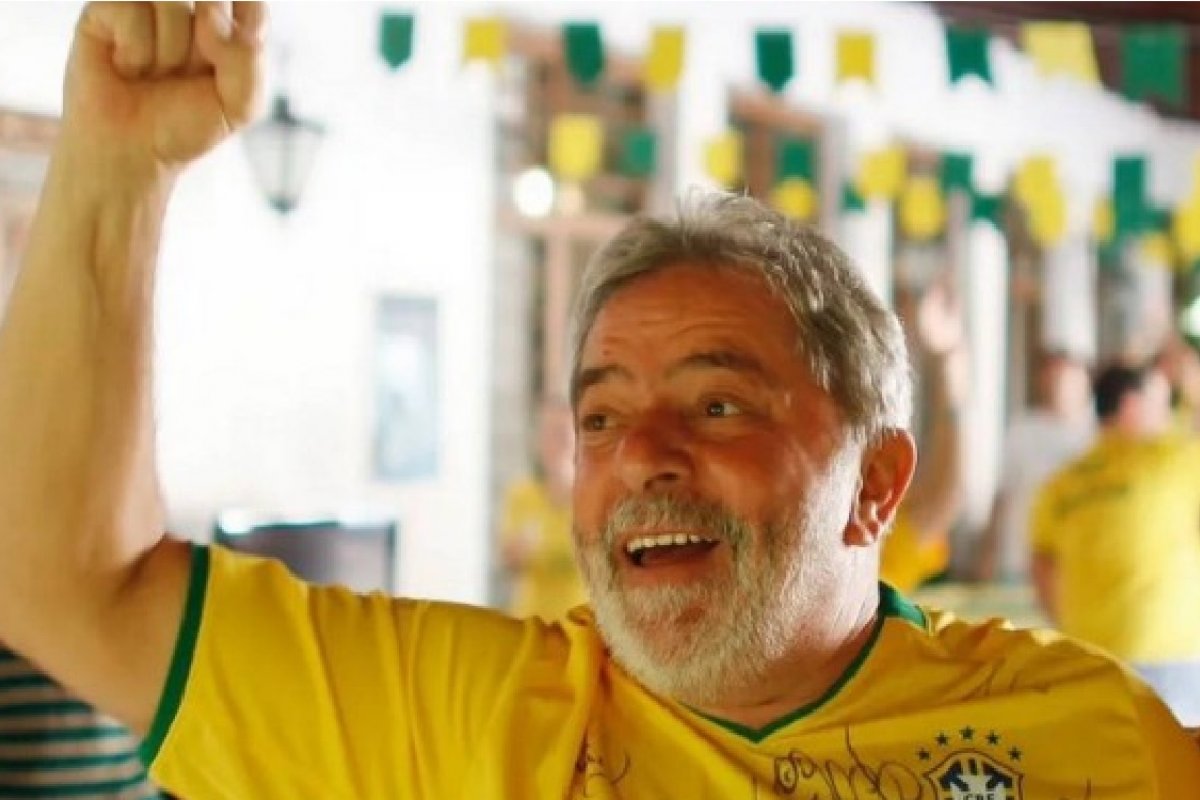 ['Vamos usar nossa camisa verde e amarela com orgulho', diz Lula em dia de estreia do Brasil na Copa]