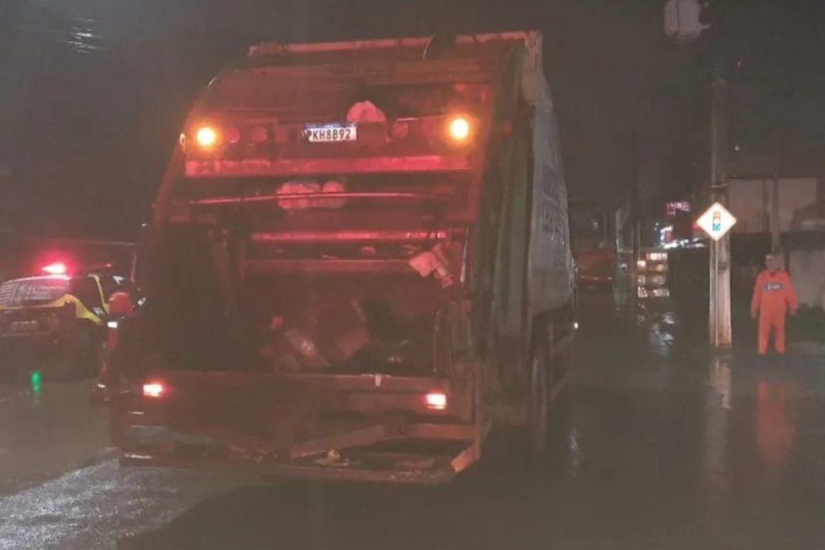 [Colisão entre moto e caminhão de lixo deixa homem morto na Bahia]