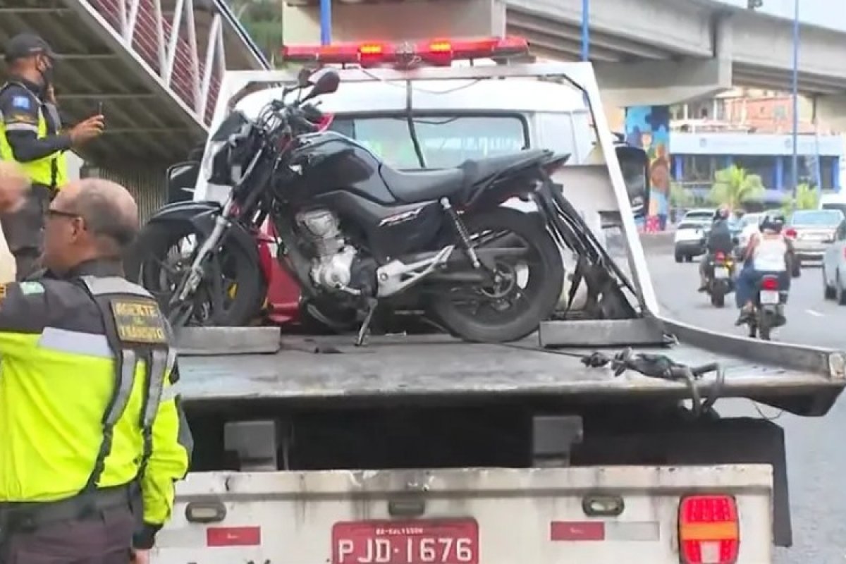 [Motociclistas ficam feridos após colisão na Avenida Bonocô, em Salvador ]