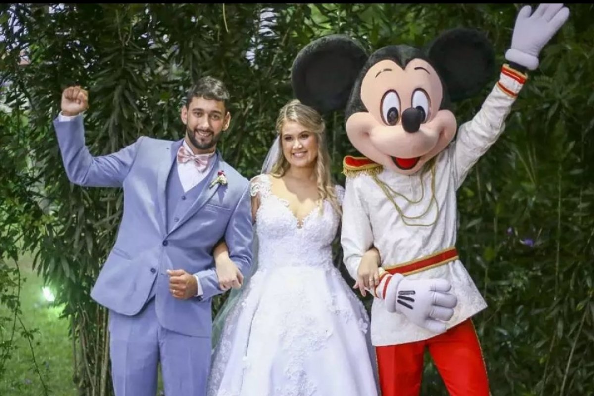 [Apaixonada pelo mundo da Disney, noiva ganha Mickey como pajem em casamento]