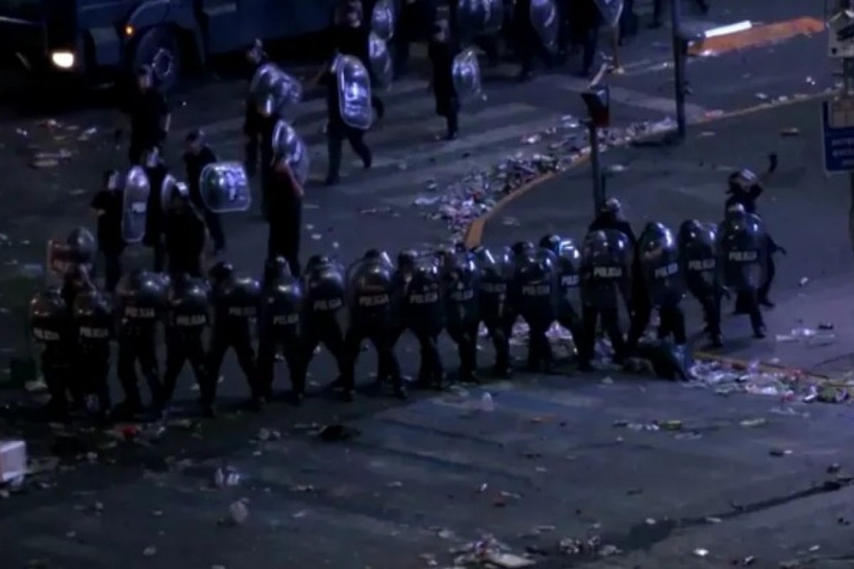 [Dezenas de argentinos e policiais ficam feridos após confusão em Buenos Aires ]