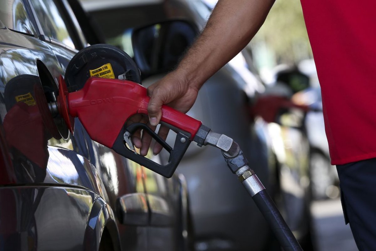 [Preço médio da gasolina tem variação de 25,6% em um ano]