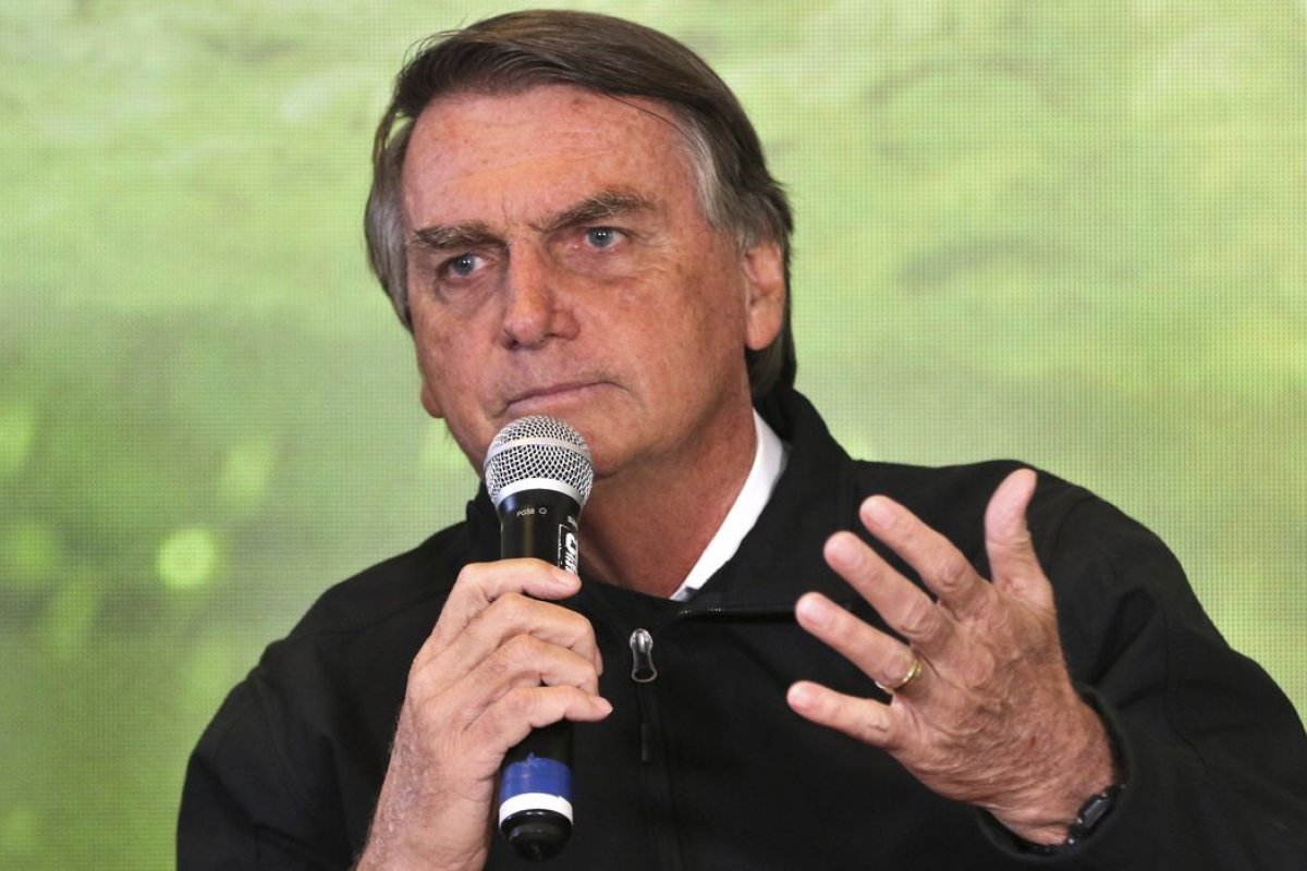 [Bolsonaro assina medida que suspende multa por falta de exame toxicológico até 2025]