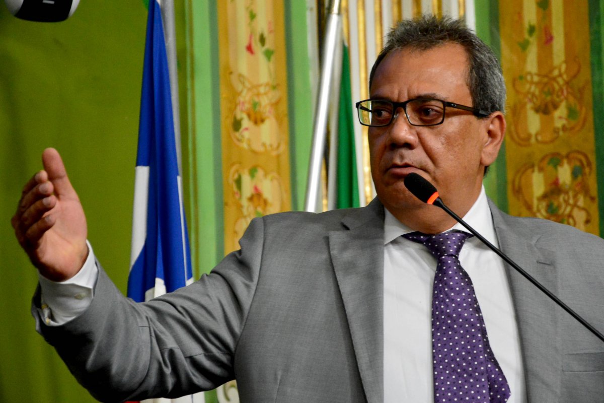 [Câmara Municipal de Salvador convoca sessão extraordinária e empossa Carlos Muniz presidente]