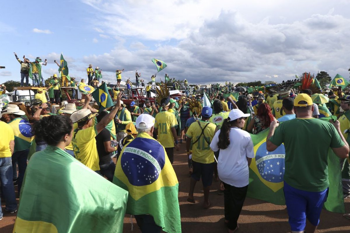 [Governo de Lula estima que 5 mil manifestantes ainda estão acampados em frente aos quartéis]